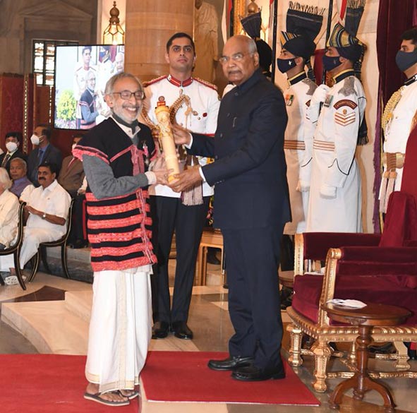 President Ram Nath Kovind presents the Padma Shri award for social work to Sathyanarayanan Mundayoor