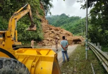 Rain submerges B’pong market; BCT road blocked