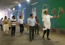 Mayor reviews mural painting work