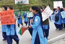 Schoolgirls take out march to highlight teacher shortage