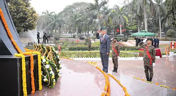 Guv interacts with fmr corps commanders